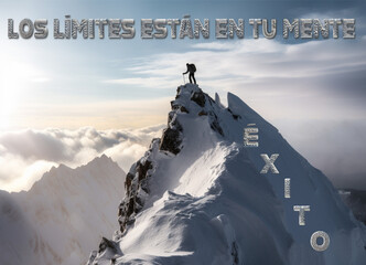 Hombre en el pico de la montaña luego de escalar hasta lo más alto. La frase "los límites están en tu mente" fue su inspiración para lograr el éxito. Rompe tus propios límites.