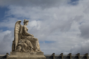 statue L'histoire d'Antoine-François Gerard de profil au jardin des tuileries © GLphotographies