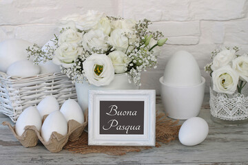 Buona Pasqua: mazzo di fiori con uova di Pasqua e la scritta Buona Pasqua.