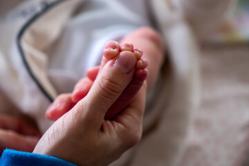 baby foot size in compared with his mother toe