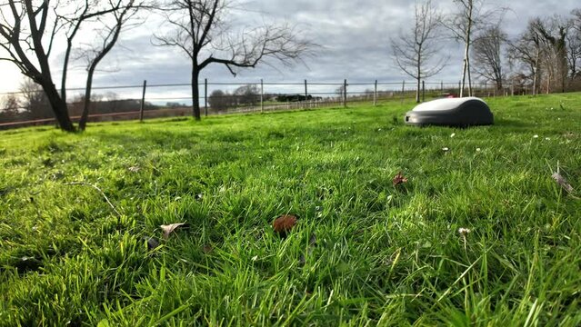 Robot tondeuse et campagne