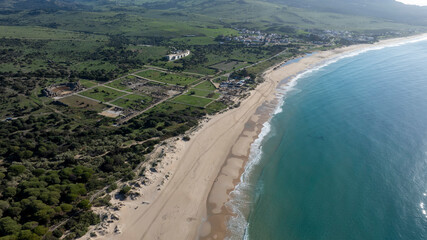 vista aérea de la bonita playa de Bolonia en el municipio de Tarifa, Andalucía	