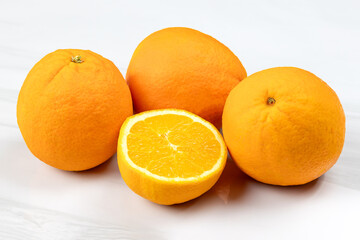 plusieurs oranges fraiches, en gros plan, sur une table