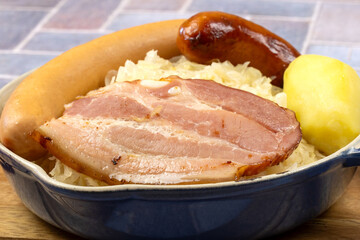 assiette de choucroute, en gros plan, sur une table