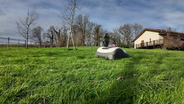Robot tondeuse qui va vers la maison