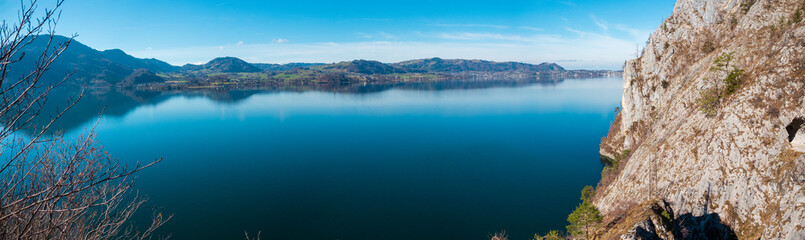 Fototapeta na wymiar Lake Traunsee, Salzkammergut, Austria, on a sunny day in early spring