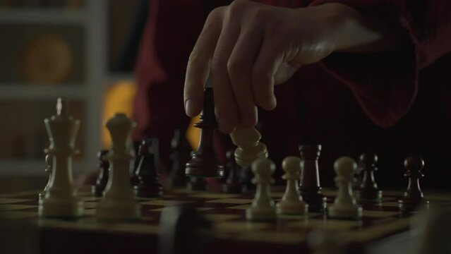 By removing an opponent's piece from the board, the chess piece's move is displayed in a cinematic storyline, filling the chess room with intrigue and creating an exciting atmosphere during the game