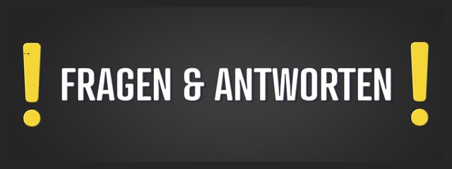 Fototapeta premium Fragen und Antworten. Eine schwarze Tafel mit weissem Text. Illustration mit Grunge Textstil.