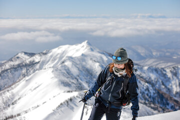 Fototapeta na wymiar 冬の武尊山に登る女性