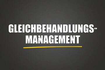 Obraz premium Gleichbehandlungsmanagement. Eine schwarze Tafel mit weissem Text. Illustration mit Grunge Textstil.