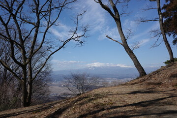 宮城県山本町にある深山の山頂から見る雪を被った蔵王連峰