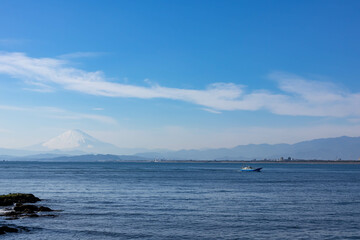 江ノ島大橋から見た海と富士山