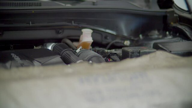 revisión del liquido de frenos en un auto