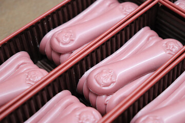 バレンタイン用の猫の模様のピンクの苺のチョコ、ルビーチョコ