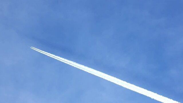 飛行機雲　青空を飛ぶ飛行機