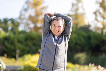 公園で運動する男性