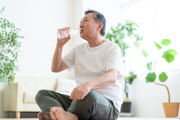 水を飲むシニア男性