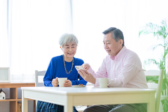お茶の時間を楽しむシニア男女