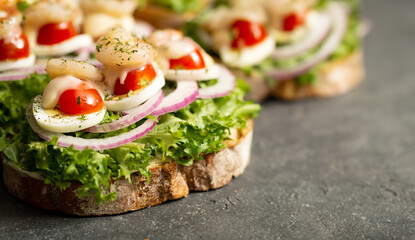 Open sandwich on plate	