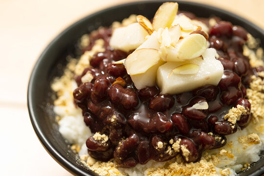 Rice cake topping on red bean bingsu	