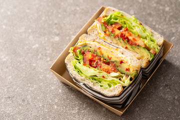 sandwich with cheese and avocado	