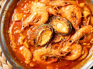 Steamed abalone and shrimp mixed with vegetables and spicy sauce