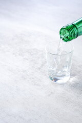 韓国の焼酎（ソジュ）をグラスに注ぐ