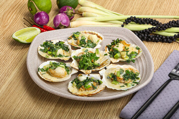 Grilled scallops with green onion