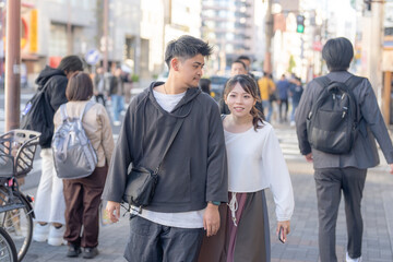 愛知県名古屋市の公園を歩く若い２０代の男女の日本人カップル A Japanese...