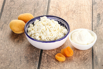 Cottage cheese with apricot and cream