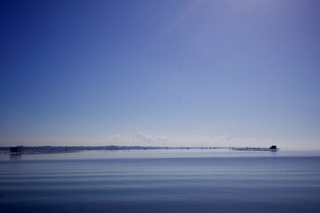 青い湖の凪