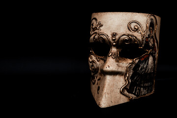 Máscaras del carnaval de Venecia sobre fondo negro