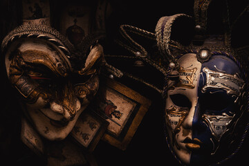 Máscaras del carnaval de Venecia sobre fondo negro
