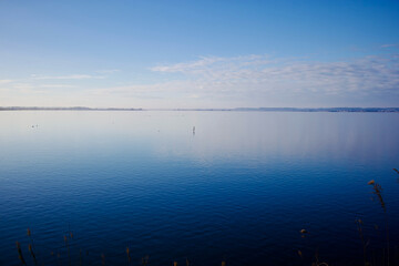 湖面に映る青空と地平線