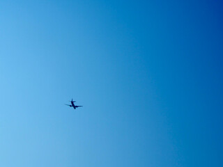 青空に飛ぶ飛行機