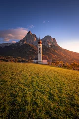 Photo sur Plexiglas Dolomites Seis am Schlern, Italy - Famous St. Valentin Church and Mount Sciliar mountain at background. Idyllic mountain scenery in the Italian Dolomites with blue sky and and warm sunlight at South Tyrol