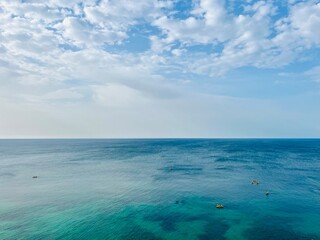 Obraz premium Seascape background, ocean horizon, white cloudy sky