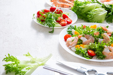 小エビのカクテルサラダを作る、キッチンの調理風景