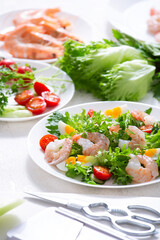 小エビのカクテルサラダを作る、キッチンの調理風景