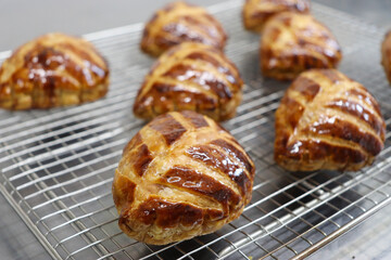 焼きたてのアップルパイ、デニッシュ