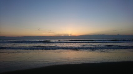 夜明けの浜辺より　初日の出　朝焼けと美しい波の共演　九十九里浜,白里海岸,千葉県,日本