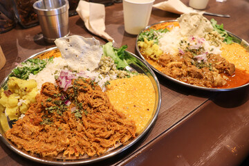 インドレストランのスパイスたっぷりカレーライスのランチ