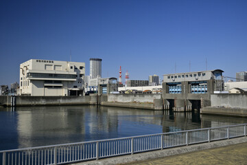 船橋港親水公園から見た海老川排水機場