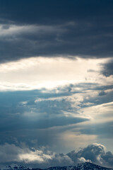 曇り空に空いた穴から射す光