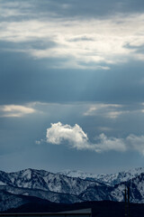 雪山と雲を指す光