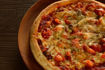 トマトとキノコのピザ