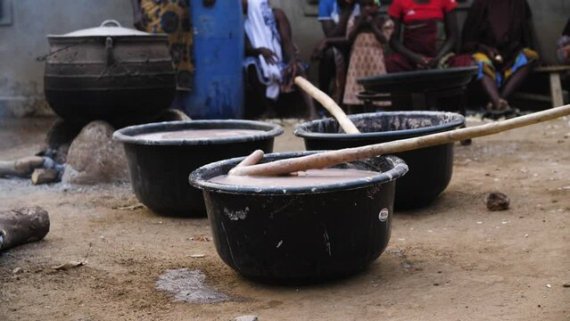 9 jan. 2024,Gwalada,Nigeria:Africa woman preparing popular drink consumed and  breakfast pap  food (akamu,Ogi,kunu) .fermented cereal pudding  made from maize, sorghum, guinea corn or millet.