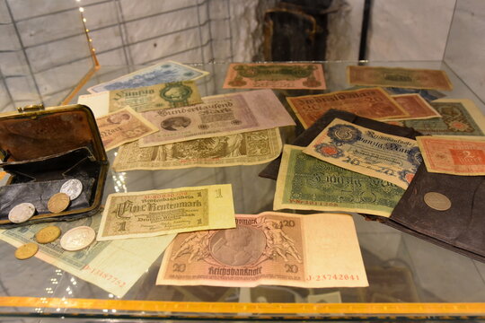 Schron przeciwlotniczy pod Hotelem Gromada Arka w Koszalinie jest dostępny do zwiedzania. Muzeum ukazujące historię Koszalina z okresu II WŚ aż po czasy wsp&oacute;łczesne lata 80'. Koszalin, Polska, Europa