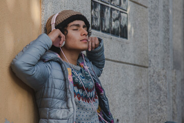 Obraz premium relaxed young man with headphones on the street