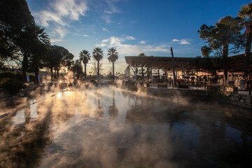Obraz premium The Antique pool (Cleopatra's Bath) view in Pamukkale. It's a popular touristic destination during a Pamukkale visit